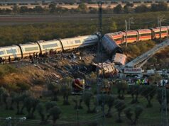 Disastro ferroviario in Spagna, il lutto e le indagini: “Via libera al treno nonostante convoglio fermo sui binari”
