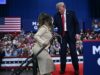 Donald Trump senza freni in Michigan, sul palco del comizio con lui Nicki Minaj: “Ha un lato B spettacolare”