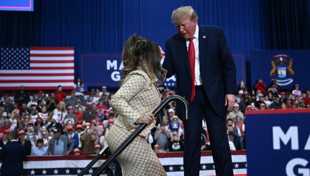 Donald Trump senza freni in Michigan, sul palco del comizio con lui Nicki Minaj: “Ha un lato B spettacolare”