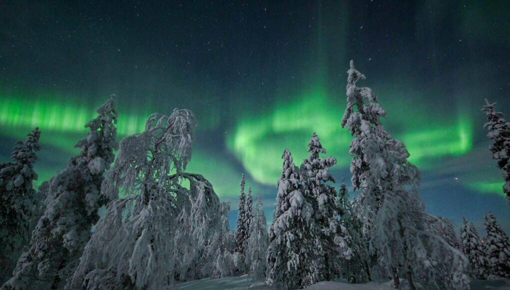 Lorenzo Mirandola, il cacciatore di aurora boreale si racconta in ‘Quando il cielo si accende’