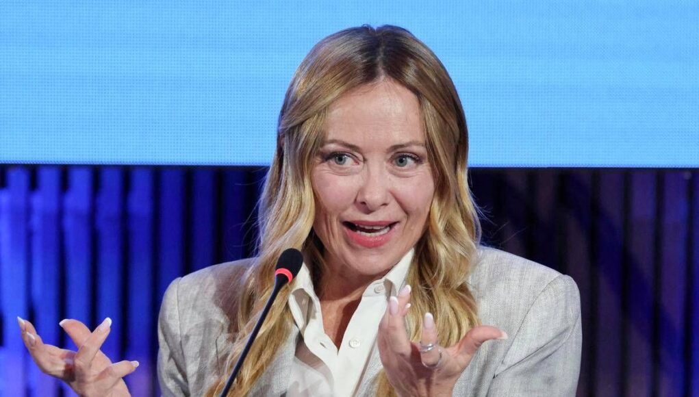 Manovra 2027, arrivano anche le targhe personalizzate. Meloni: “Ci si può sbizzarrire”