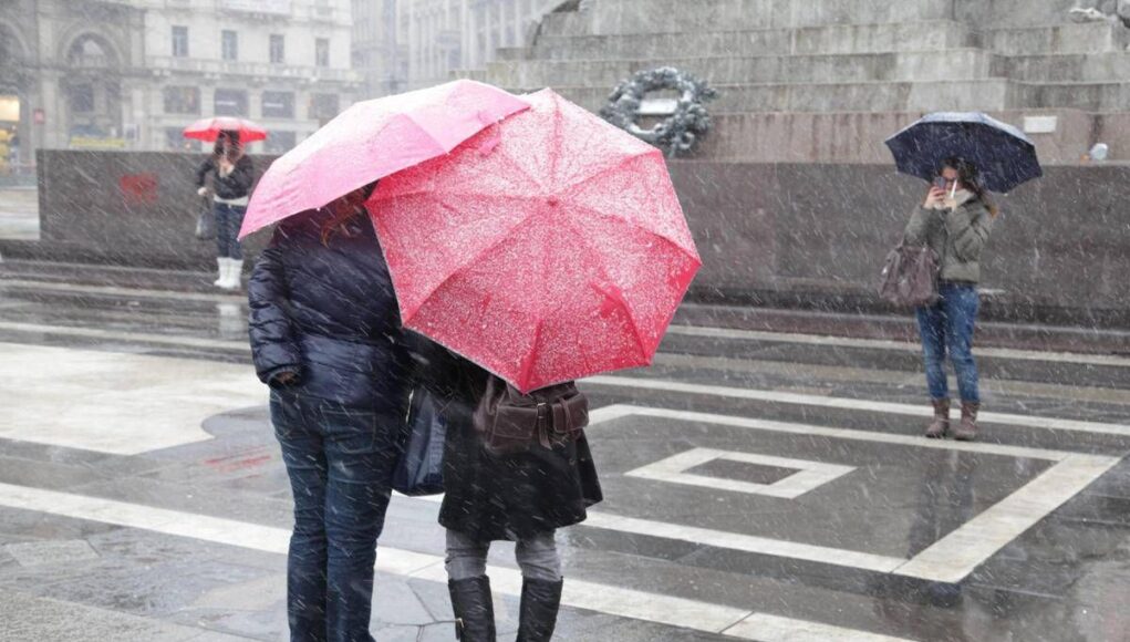 Meteo, weekend di freddo e maltempo: crollano le temperature, temporali e neve a 1.000 metri