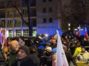 Polonia, sospeso presidente della Corte Costituzionale: polizia schierata attorno all’edificio