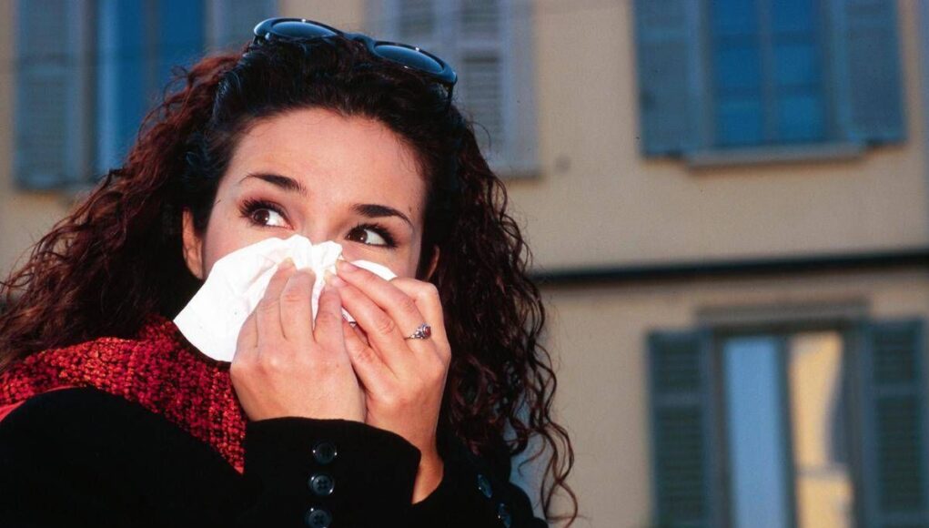 Raffreddore che non passa, cosa fare: esperto svela le cause dei sintomi infiniti