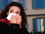 Raffreddore che non passa, cosa fare: esperto svela le cause dei sintomi infiniti