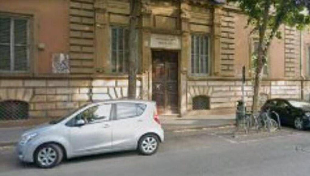 Roma, ‘lista stupri’ e una svastica nei bagni del liceo Righi