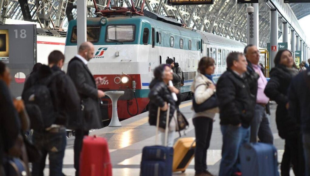 Scioperi a novembre, il calendario: tutte le date ‘nere’ del mese. Dagli aerei ai treni, dalla scuola al trasporto pubblico locale