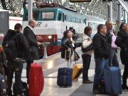 Scioperi a novembre, il calendario: tutte le date ‘nere’ del mese. Dagli aerei ai treni, dalla scuola al trasporto pubblico locale