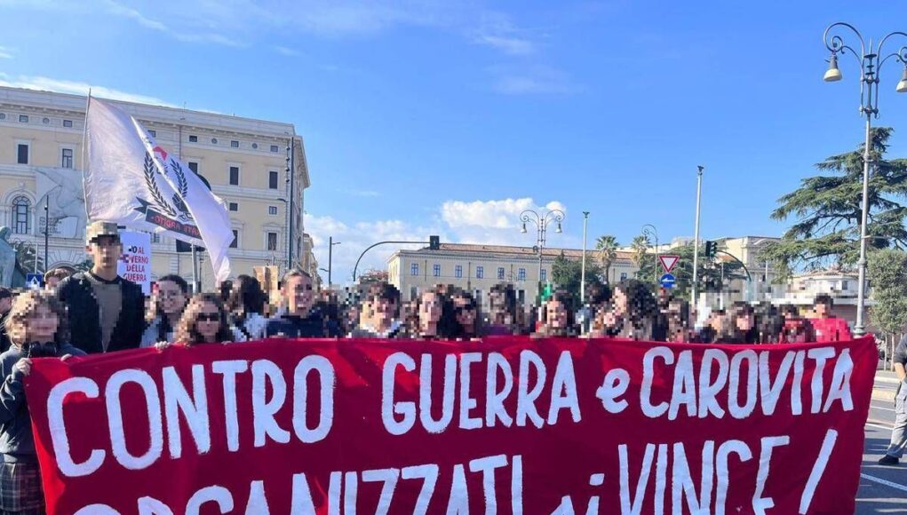 Studenti e lavoratori in piazza, cortei in tutta Italia: scontri a Roma e Torino