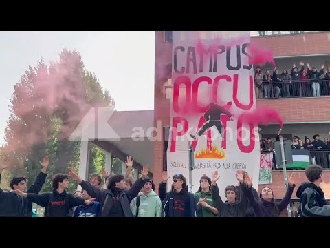 Torino, gli studenti del Campus occupato: “”Soldi all’università, non alla guerra””