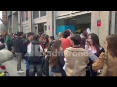 “”Vogliamo un cambiamento””, a Milano giovani in fila al consolato spagnolo per votare